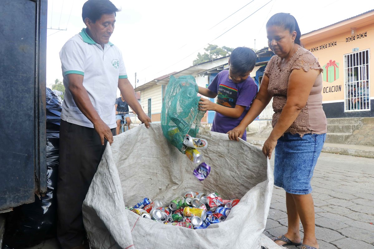 La familia Mejía Mazariegos recolecta plásticos, latas, metales y cartón. (Foto Prensa Libre: Rolando Miranda)