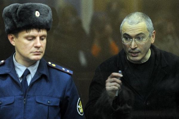 El fundador de la petrolera Yukos, Mijaíl Jodorkovskiy -derecha-, escucha la sentencia de su segunda causa en Moscú, Rusia. (EFE)