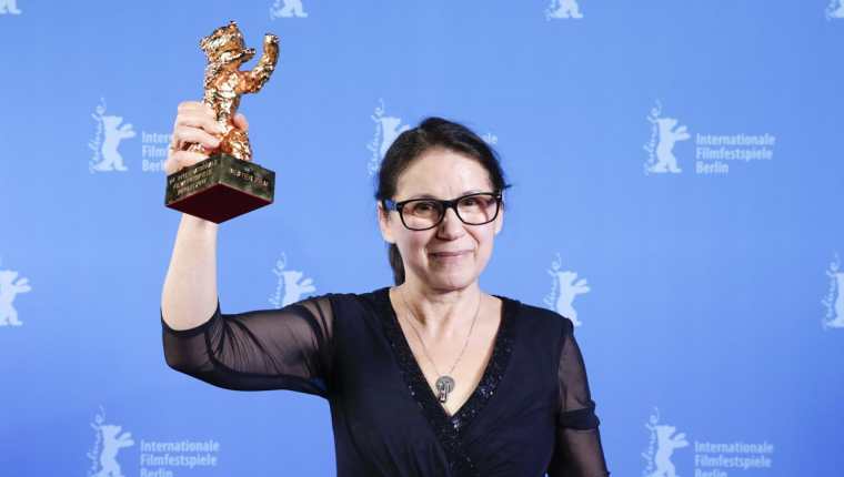 La directora húngara Ildiko Enyedi muestra su Oro de Oro por la película "On Body and Soul", en el Festival de Cine de Berlín, este sábado. (Foto Prensa Libre: EFE).