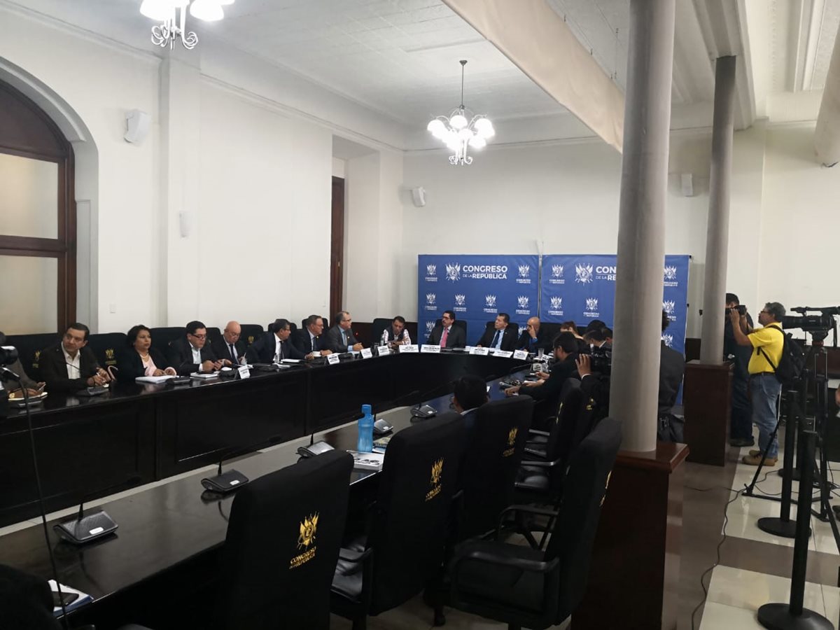 La Comisión de Finanzas analiza colocar candados al proyecto de presupuesto del 2019. (Foto Prensa Libre: Carlos Álvarez)
