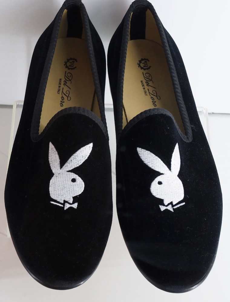 Estas zapatillas con el símbolo de Playboy, que eran parte de los objetos de Hefner, también fueron vendidas. (Foto: AFP).