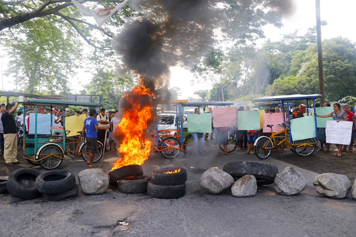 Padres de familia quemaron llantas durante la protesta. (Foto Prensa Libre: Rolando Miranda)
