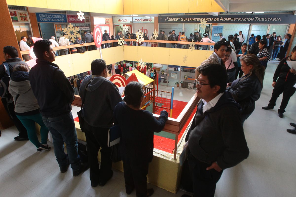 Contribuyentes esperan llegar a ventanilla de la SAT en el cc Monserrat. (Foto Prensa Libre: Alvaro Interiano)