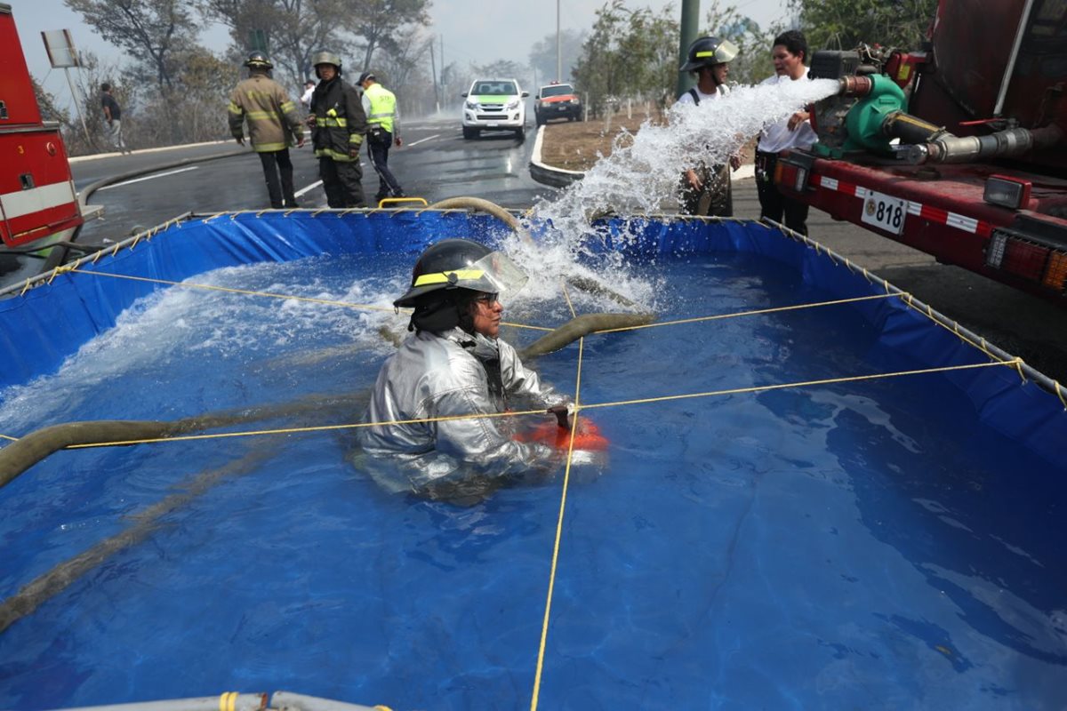 Motobombas recargan agua para llevarla a los bomberos.