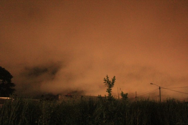 La nube de color rojizo cubre gran parte de la ciudad de Escuintla. (Foto Prensa Libre: Melvin Sandoval)