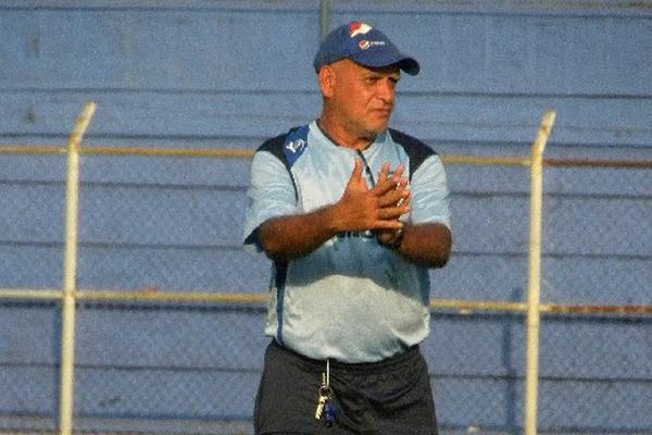 El técnico Wálter Claverí no descuida en ningún momento los movimientos de sus jugadores en los entrenamientos. (Foto Prensa Libre: Omar Méndez)