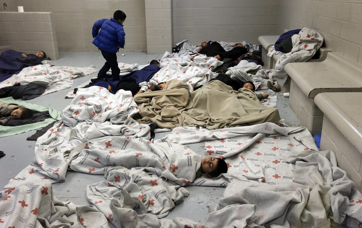 Menores duermen las instalaciones de la Agencia para la Protección y la Segurid de la Frontera en Brownsville (Texas) que los alberga temporalmente.(Foto Prensa Libre: Hemeroteca PL)
