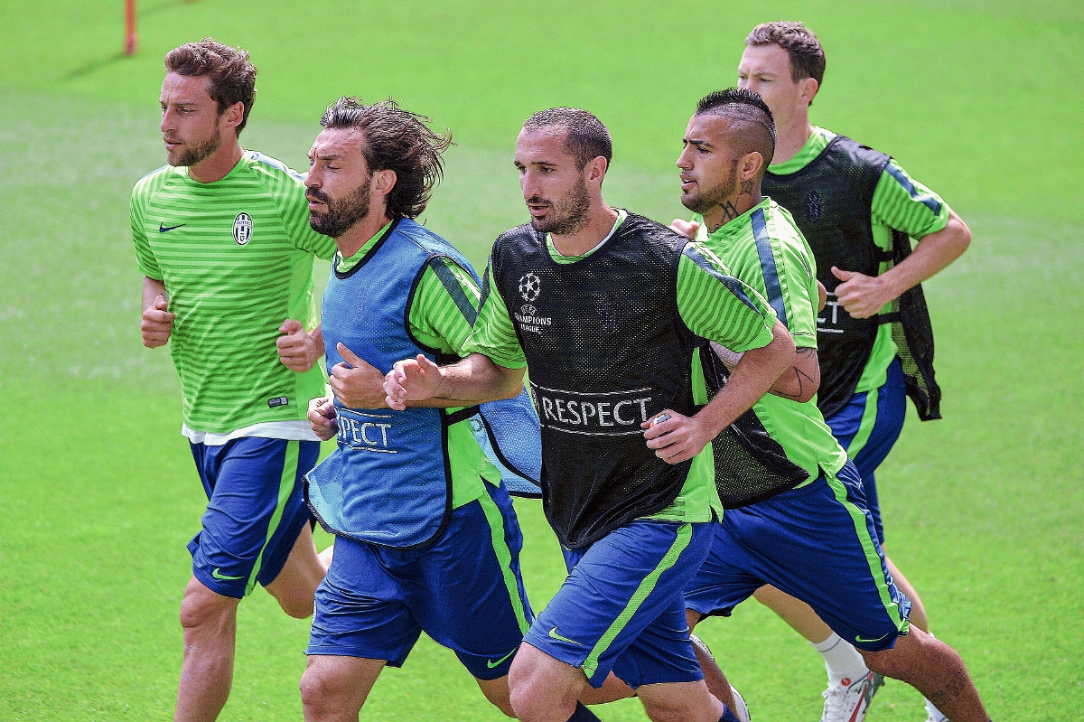 Claudio Marchisio, Andea Pirlo, Giorgio Chiellini, Arturo Vidal y Stephan Lichtsteiner durante el entrenamiento de esta mañana. (Foto Prensa Libre: AP)
