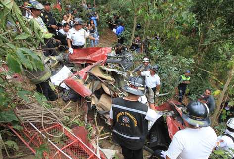Bomberos trabajan en la extracción de los cadáveres (Foto Prensa Libre: E. Paredes)