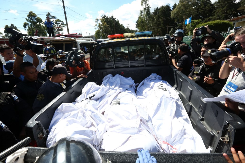 De los muertos, cuatro fueron decapitados, uno calcinado y tres murieron por heridas de bala, y al menos diez personas. (Foto Prensa Libre: EFE)
