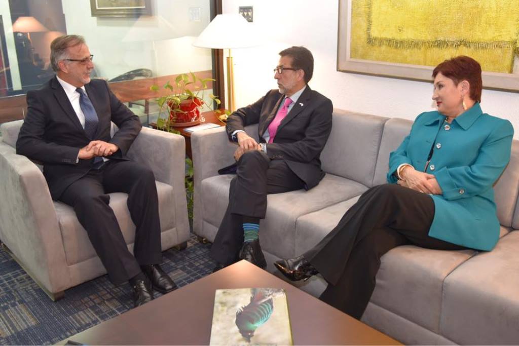 El nuevo embajador de Estados Unidos, Luis Arreaga —centro—, expresó ayer su apoyo al jefe de la Cicig, Iván Velásquez, y a la fiscal general, Thelma Aldana. (Foto Prensa Libre: Embajada de EE.UU. en Guatemala)