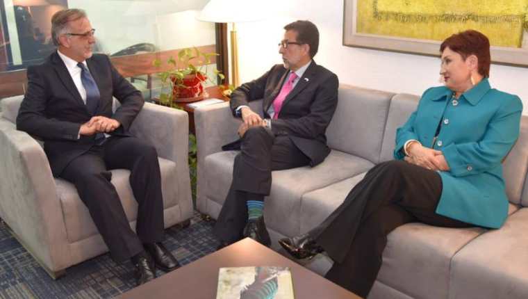 El nuevo embajador de Estados Unidos, Luis Arreaga —centro—, expresó ayer su apoyo al jefe de la Cicig, Iván Velásquez, y a la fiscal general, Thelma Aldana. (Foto Prensa Libre: Embajada de EE.UU. en Guatemala)