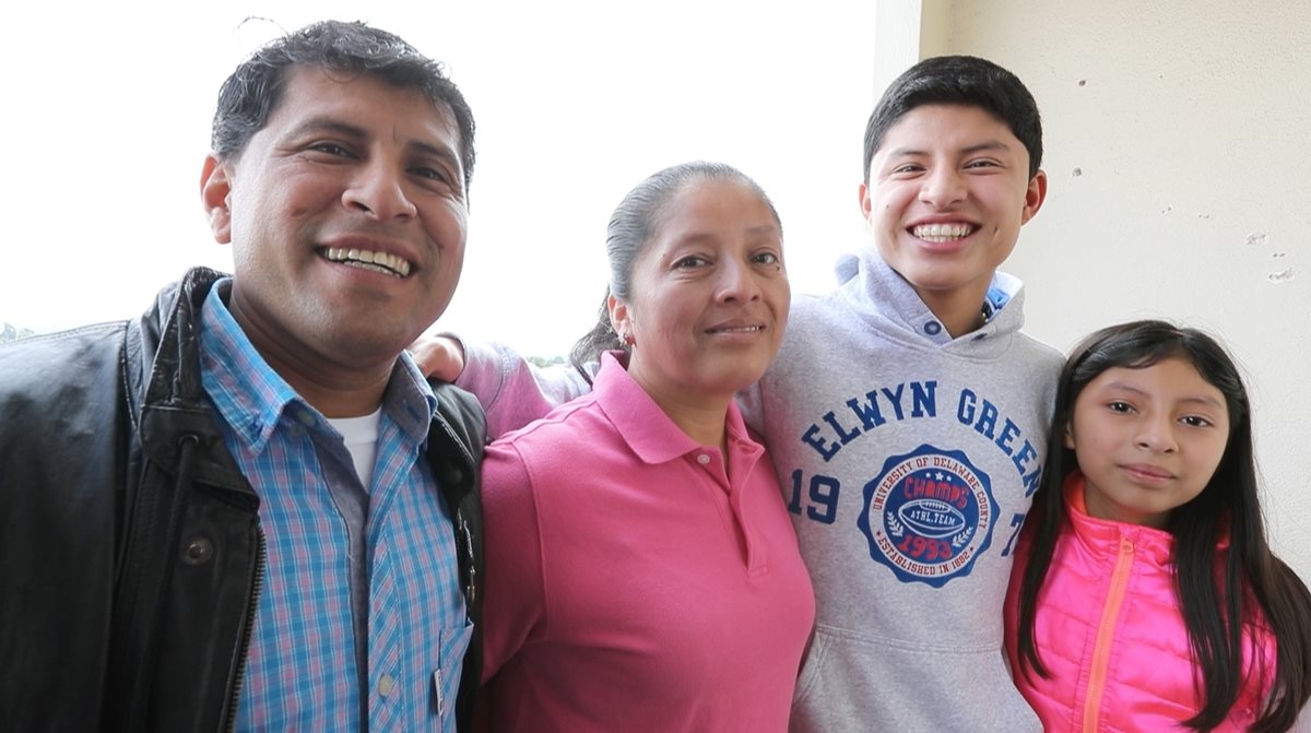 Brolin Valdizón compartió junto a sus padres y su hermana antes de viajar a España, donde le esperan siete meses de mucho trabajo. (Foto Prensa Libre: Jorge Ovalle)