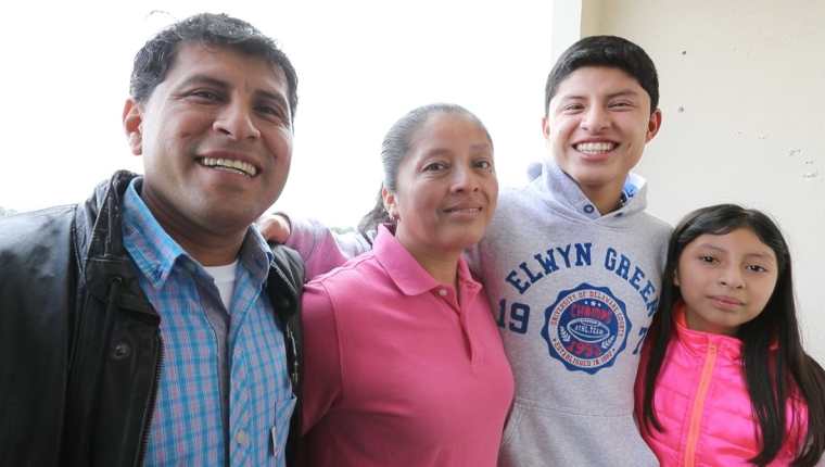 Brolin Valdizón compartió junto a sus padres y su hermana antes de viajar a España, donde le esperan siete meses de mucho trabajo. (Foto Prensa Libre: Jorge Ovalle)