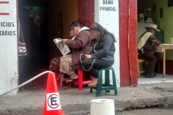 Mujeres indígenas se dedican a la prostitución en  un  sector de  la  zona 1 de  Huehuetenango. (Foto Prensa Libre)