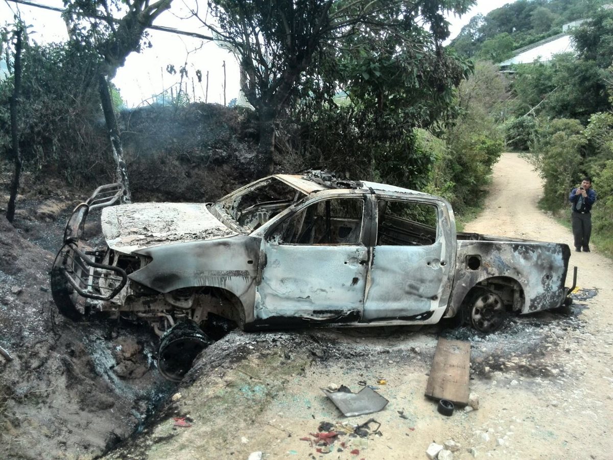Una turba quemó una autopatrulla de la Policía en San Juan Sacatepéquez en represalia por operativos del Ministeriio Público. (Foto Prensa Libre: E. Paredes)