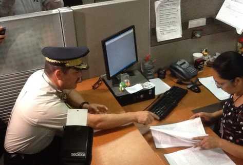 El director de la Policía, Gerzon Oliva presentó una denuncia en el Ministerio Público por la retención de los agentes en Tejutla, San Marcos. (Foto Prensa Libre: PNC)