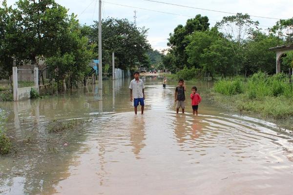 Ha bajado de nivel el agua en calles de Petén. (Foto Prensa Libre: Rigoberto Escobar)<br _mce_bogus="1"/>