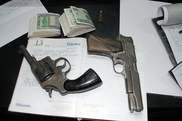 Dos armas de fuego les fueron decomisadas a los presuntos delincuentes, en El Progreso.  (Foto Prensa Libre: Hugo Oliva)