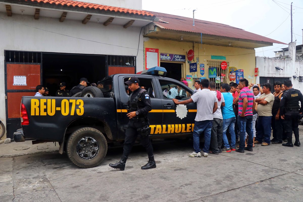 Varios pobladores llegaron hasta la sede policial a donde fueron llevados los supuestos extorsionistas. (Foto Prensa Libre: Rolando Miranda)