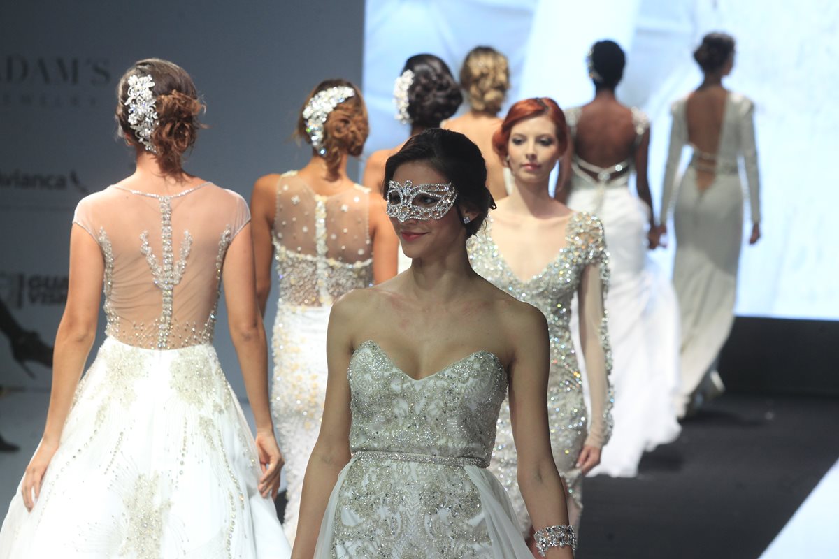 La colección de vestidos de novia de Mariandrée Gaitán fue la más suntuosa de la segunda velada del Mercedes Benz Fashion Show, en Paseo Cayalá. (Foto Prensa Libre, Edwin Bercián)