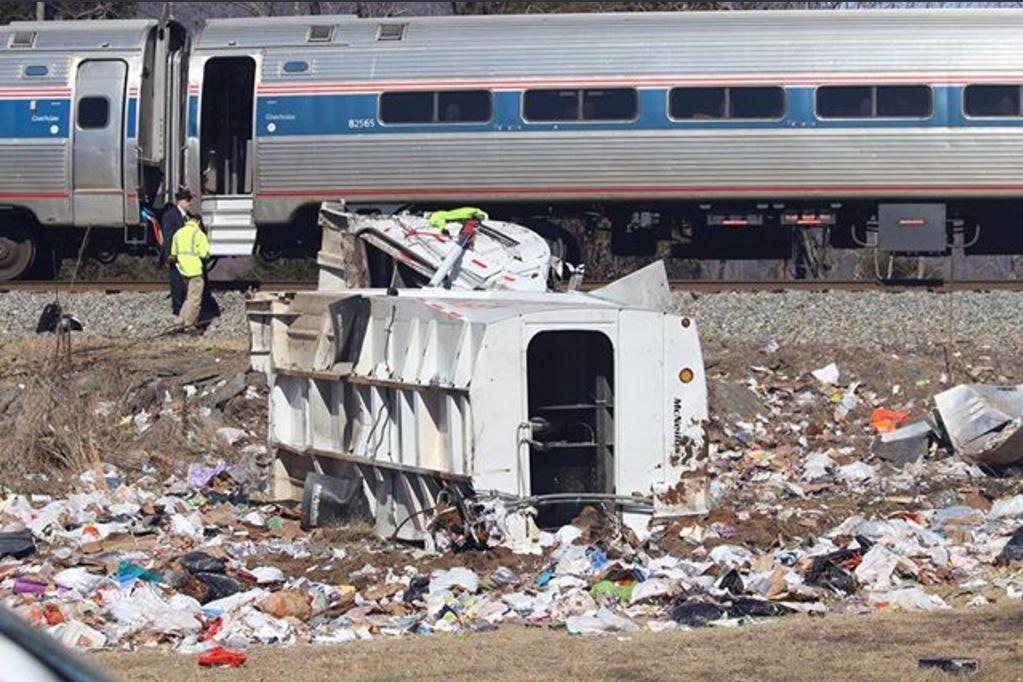 Las autoridades no han dado mayores detalles sobre el choque de tren contra un camión de basura en West Virgina, EE. UU. (Foto Prensa Libre: AFP)