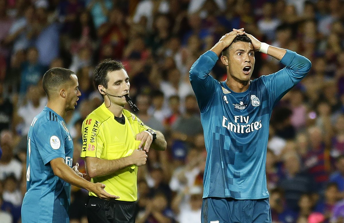 Cristiano Ronaldo no puede creer que el árbitro Ricardo de Burgos lo expulsara del partido. (Foto Prensa Libre: AP)