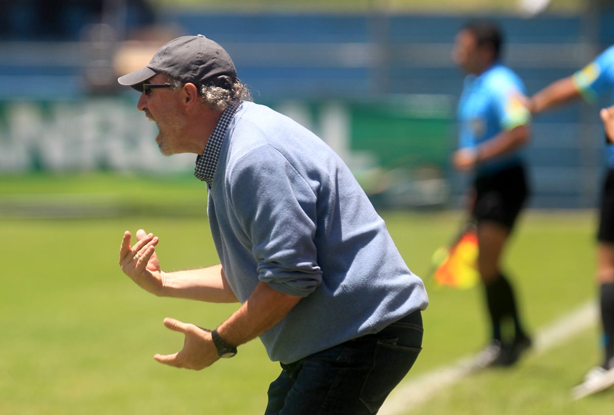 Gustavo Machaín, técnico escarlata se mantuvo expectante durante el partido contra Guastatoya, en El Trébol.