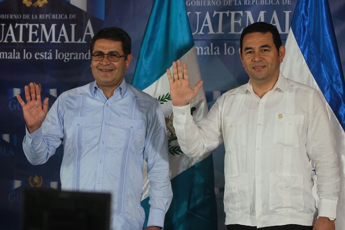 Presidentes de Guatemala y Honduras luego de una conferencia de prensa en la Fuerza Área Guatemalteca.(Foto Prensa Libre: Álvaro Interiano)