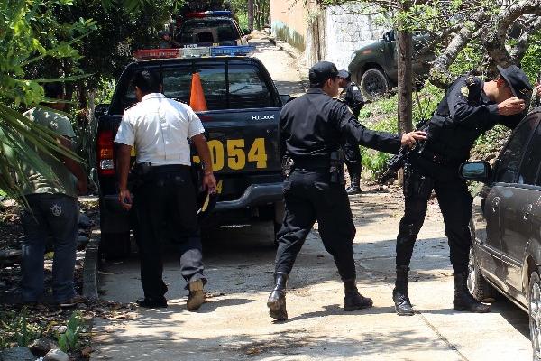 AGENTES DE la Policía Nacional Civil, durante el allanamiento del inmueble en Zacapa.