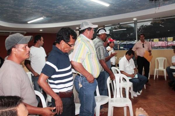 Pobladores de Tiquisate abandonan mesa de diálogo con Energuate. (Foto Prensa Libre: Melvin Sandoval)<br _mce_bogus="1"/>