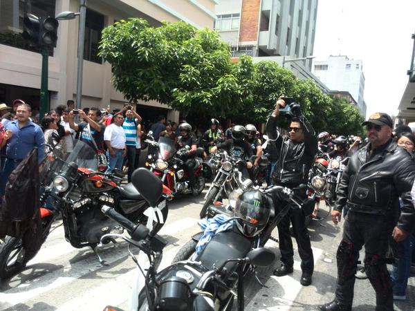 Manifestación de motoristas es detenida por agentes de la PNC en el Paseo La Sexta. (Foto Prensa Libre: Claudia Palma)