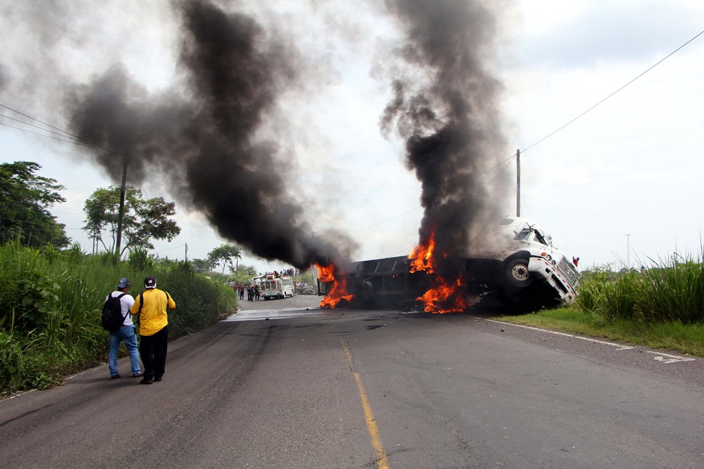 Fuego consume el tráiler accidentado en Santa Cruz Muluá, Retalhuleu. (Foto Prensa Libre: Rolando Miranda)