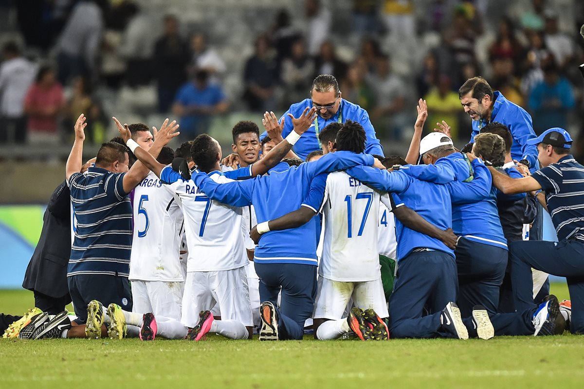 Los hondureños celebraron su victoria en el partido contra Corea del Sur que los clasificó a la semifinal de los Juegos Olímpicos. (Foto Prensa Libre: EFE)