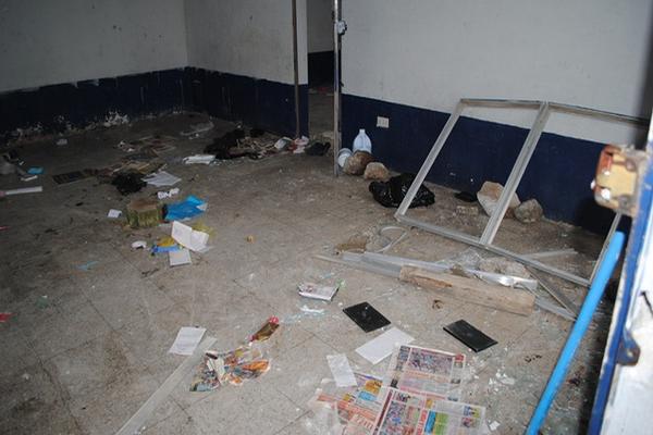 Así quedó la sede policial luego que fue saqueada por un grupo de vecinos. (Foto Prensa Libre: Édgar Domínguez)<br _mce_bogus="1"/>