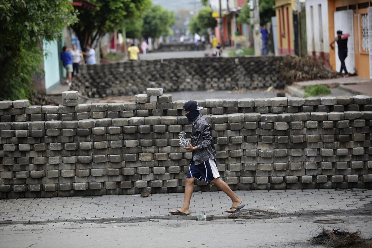 Masaya, la capital del folclore nicaragüense, está "para lo que venga". Se encuentra bloqueada por las barricadas.(Foto Prensa Libre:EFE).