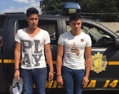 Los dos  apresados fueron llevados por agentes de la PNC a la Torre de Trinubales. (Foto Prensa Libre: PNC)