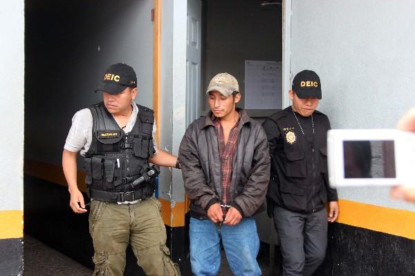 Luis Pérez —al centro— es señalado de haber  matado  a cuatro mujeres, en San Pedro Pinula.