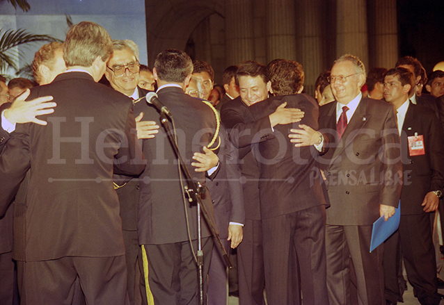 Los comandantes guerrilleros y funcionarios de Gobierno, cara a cara el día de la firma de la paz. (Foto: Hemeroteca PL)