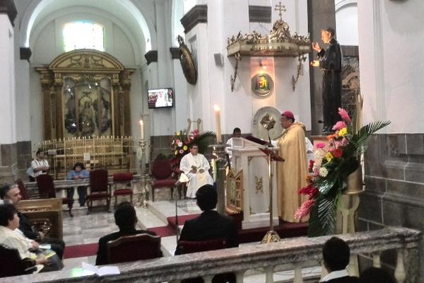 El arzobispo metropolitano, Óscar Julio Vian, dirige el Tedeum por el bicentenario del nacimiento de San Juan Bosco, en la Catedral Metropolitana. (Foto Prensa Libre)