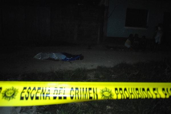 Autoridades resguardan el lugar donde quedó el cadáver de Ángel Ramos, en San Felipe. (Foto Prensa Libre: Jorge Tizol)