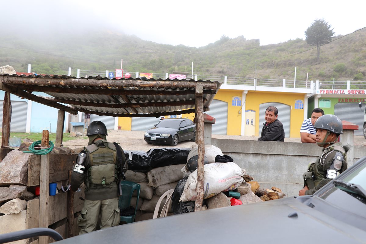 Aunque se considera  un logro la presencia militar en Tuichán, Ixchiguán, la aldea parece un pueblo fantasma. (Foto Prensa Libre: Hemeroteca PL)