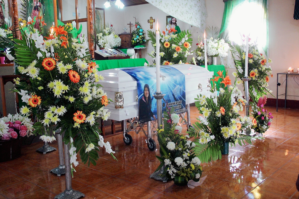 Familiares y amigos de Rody Roxana Matías Vásquez llevaron arreglos florales al servicio fúnebre, en la cabecera de Huehuetenango. (Foto Prensa Libre: Mike Castillo)