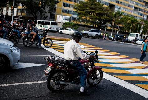 Las motos se han convertido en una alternativa en Venezuela, debido a lo complicado del tránsito. (Foto Prensa Libre: EFE)