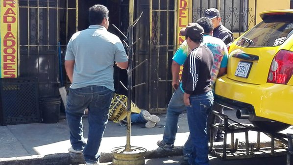 El hecho sucedió en un taller de reparación de escapes, la Policía sospecha de un posible ajuste de cuentas. (Foto Prensa Libre: M. Hernández)