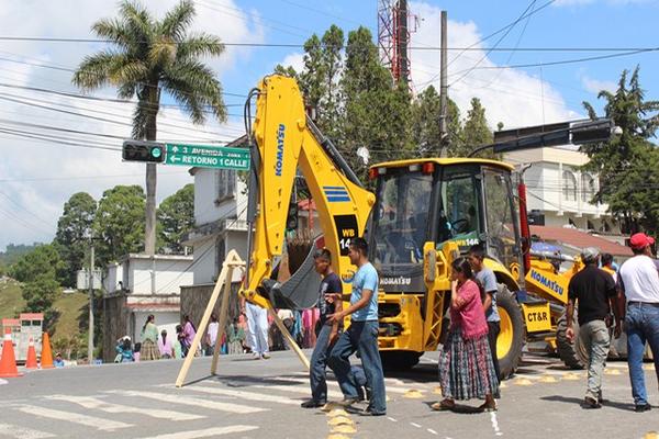 Maquinaria empieza la construcción del viaducto en Cobán. (Foto Prensa Libre: Angel Martín Tax)