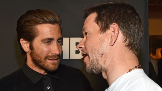 Jake Gyllenhaal y Mark Wahlberg hablan durante un encuentro en 2015. GETTY IMAGES