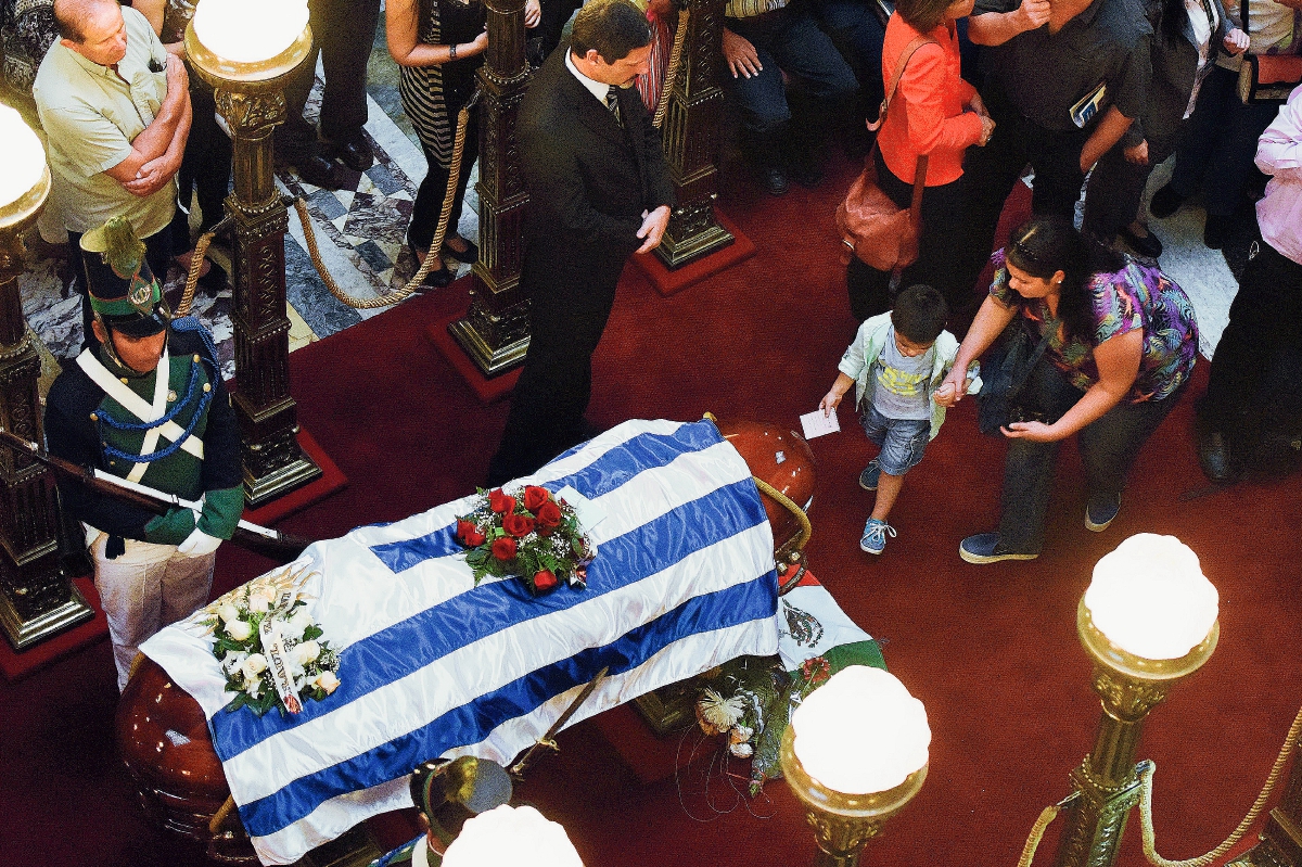 El cuerpo de Eduardo Galeano recoibió varios homenajes en Uruguay. (Foto Prensa Libre:  AFP)