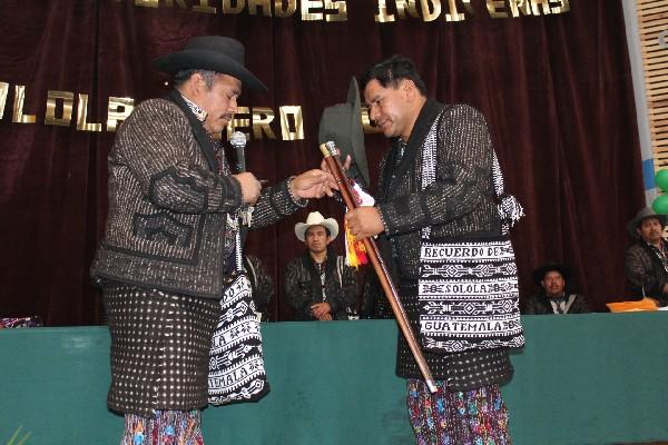 Julio Mendoza entrega insignias al nuevo alcalde indígena Alberto  Chumil  Julajuj.