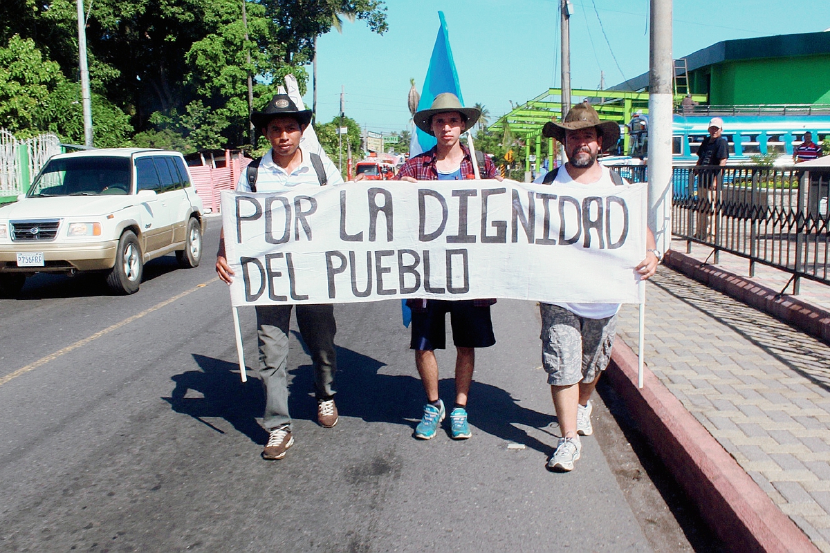 Los Caminantes en su paso por Escuintla hacia la capital. (Foto Prensa Libre: Melvin Sandoval)